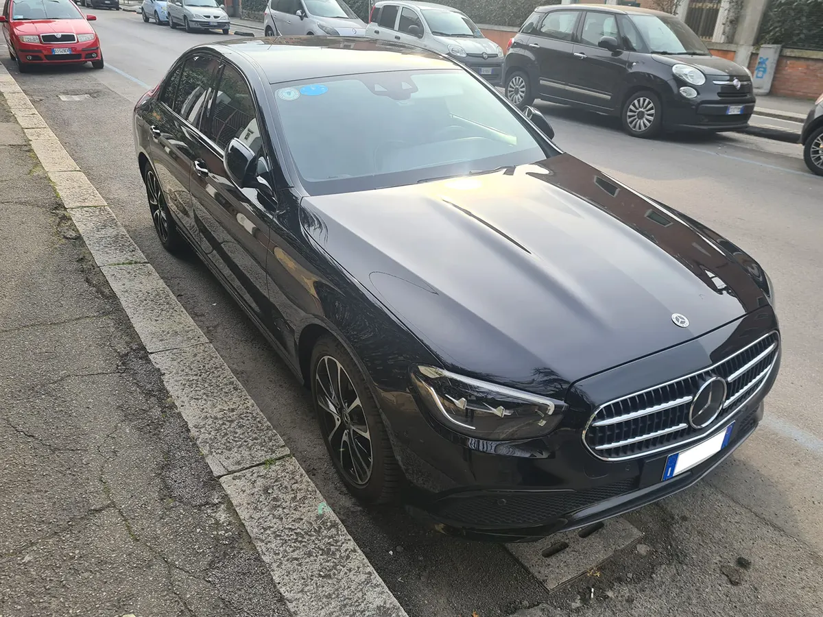 mercedes auto blu a Bologna